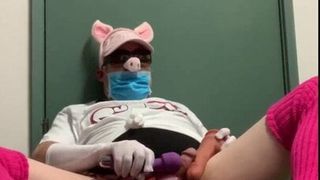 Trở thành chú lợn sissy đồng tính và giúp đỡ những đứa em kế của chú lợn con của bạn