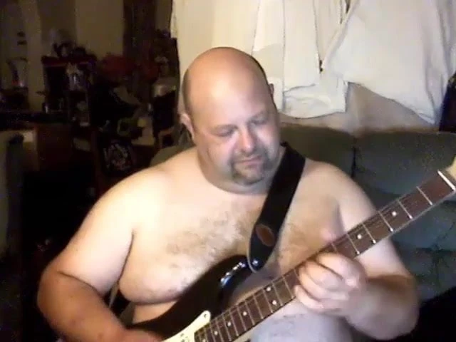 Gitáros mackó ember