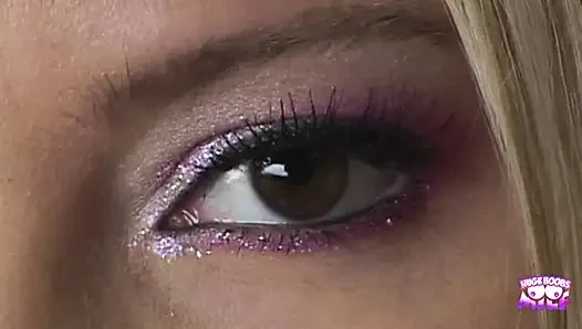 Küçük memeli tombul bir sarışın alete binerken en iyi zamanı geçiriyor