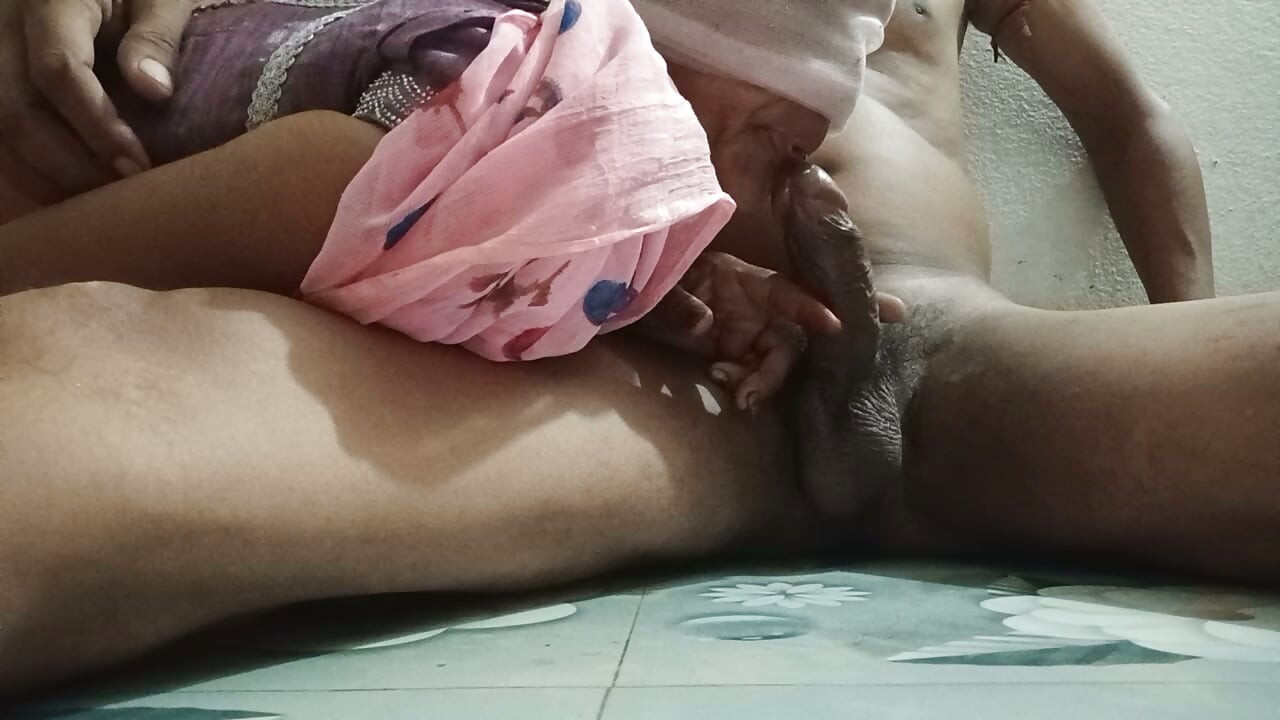 INDIAN Desi girl sucks her lover's Indian big cock before sex