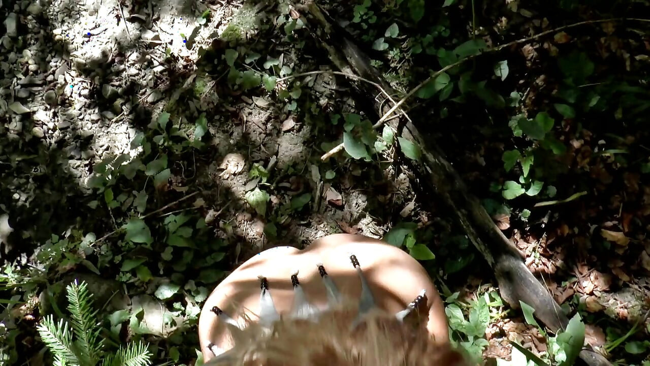 Сексуальна блондинка відтрахана на відкритому повітрі в лісі