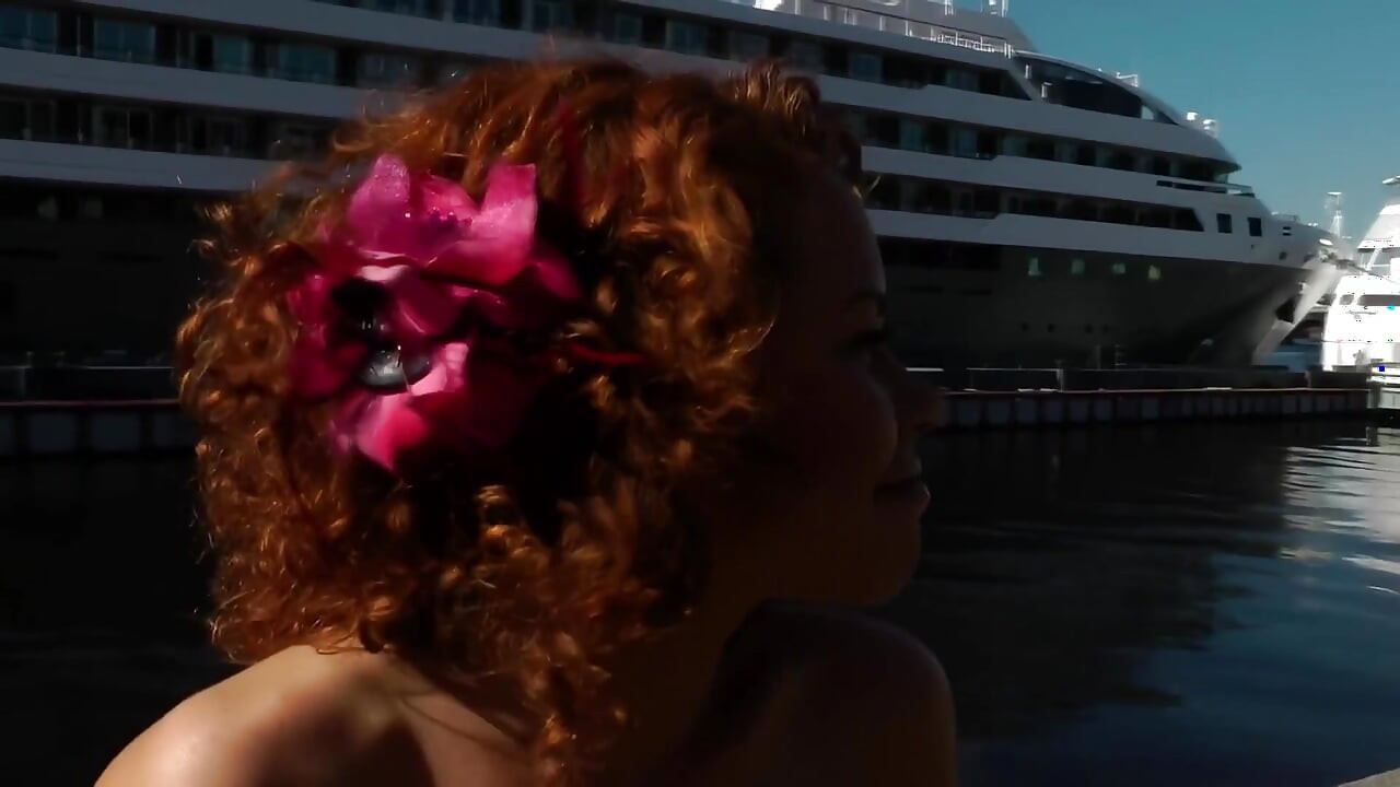 Pembantu rumah Asia kostum liar kongkek keras dan awek berambut merah menghisap