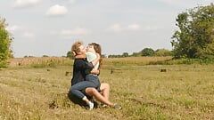 Красивая юная пара влюбленная страстно целует на поле
