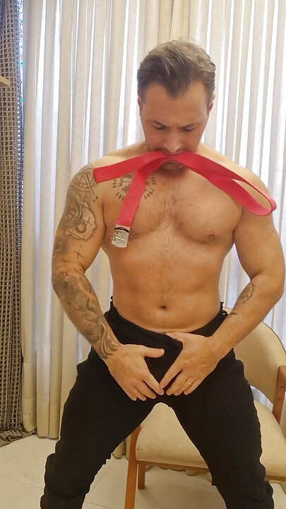 Sexy Feuerwehrmann macht komplettes Striptease und kommt in seine Unterwäsche