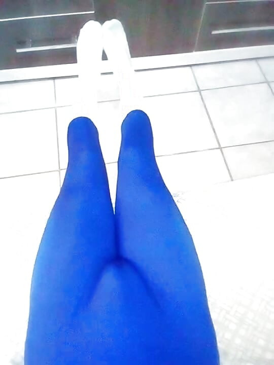 집에서 파란 Zentai 코스튬과 양말을 입고 즐기는 장면