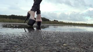 Мокрые ступни и мокрые высокие каблуки стриптизерши
