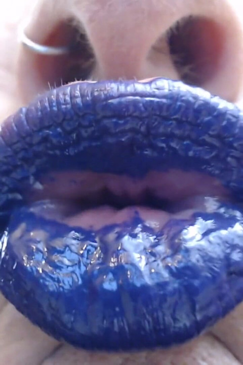 Bebek closeup lip wand ungu biru