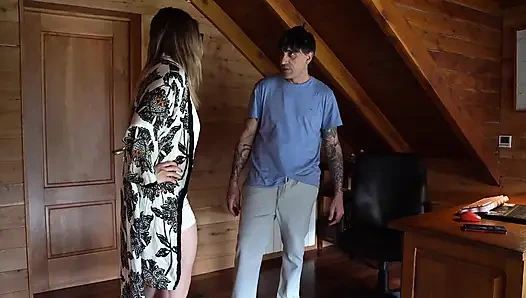 Threesome intens: dua pria benar-benar menutupi kecantikan kecil