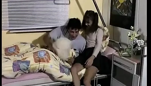 Bu iki Alman sürtük üçlü grup sekste yarağını boşaltmak için burada