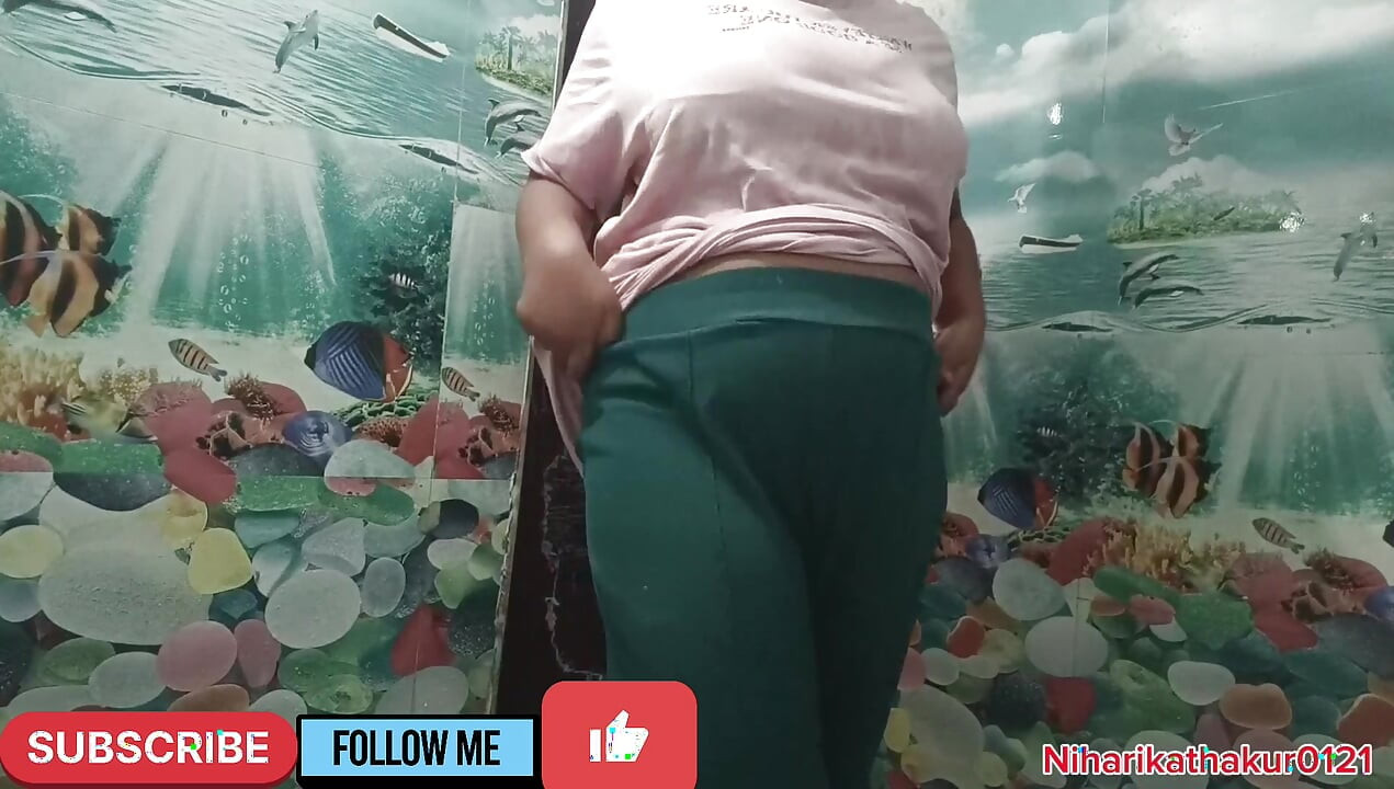 Videoclip cu fată studentă în baia pensiune