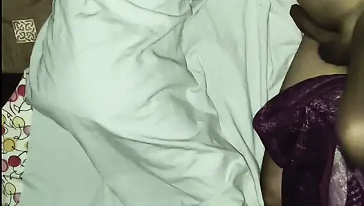 Bhabhi ki havas mitane aaya padosi