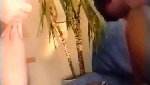 Bir yabancıyı erkek arkadaşının önünde sikmek için eve götüren çok sürtük bir zenci kız.