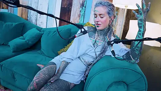 Ich spreche über F - Fear - ASMR podcast SFW spricht goth dünnes mädchen dreadlocks tattoo-modell inked mädchen