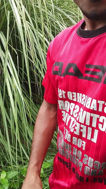 L’homme fait du bien dans la jungle