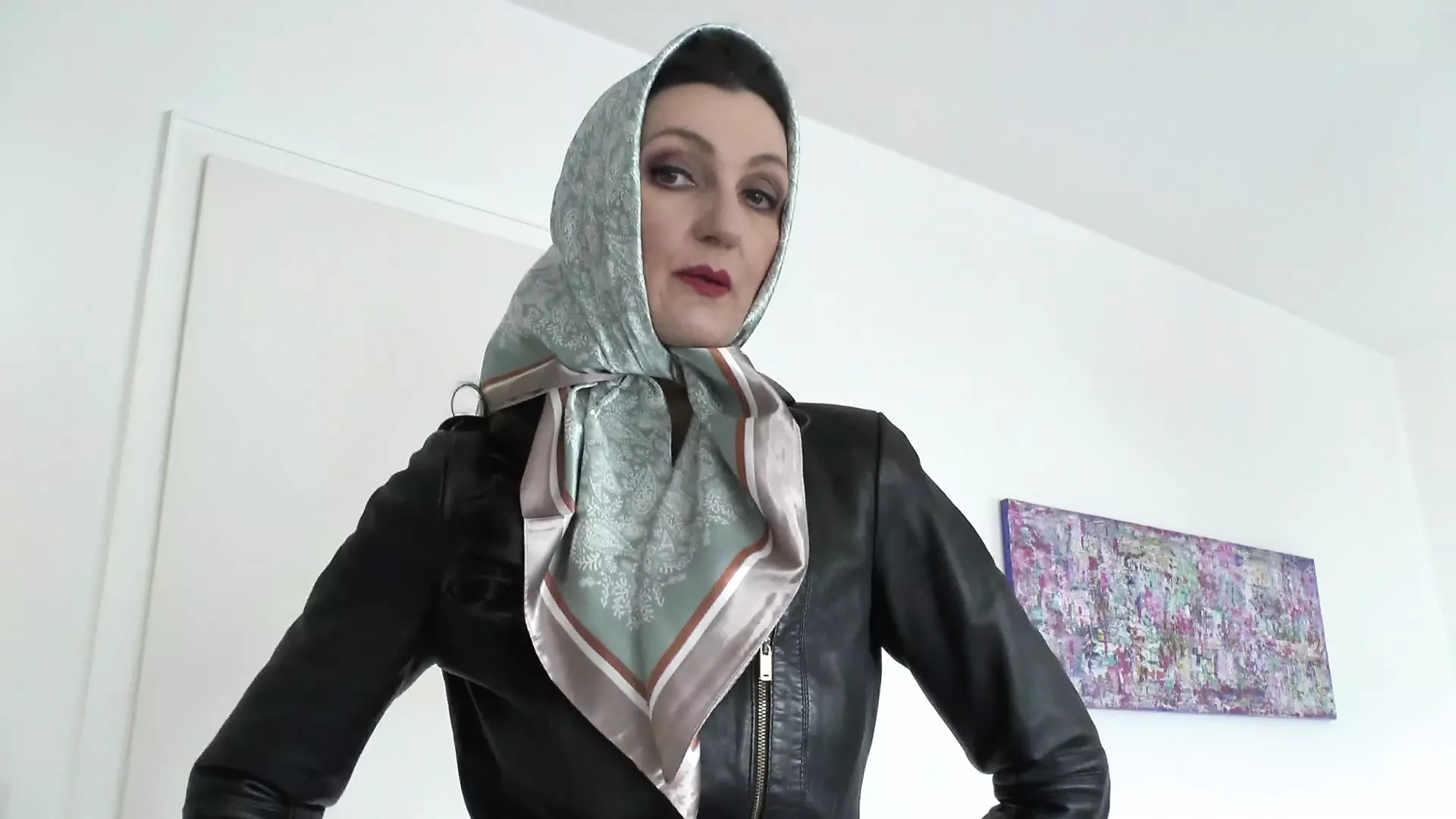 Satin Headscarf 패션쇼, Satin Headscarf 및 가죽 재킷, JOI Lady Victoria Valente