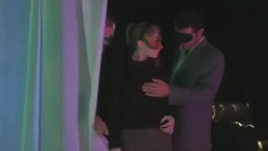 Seksi büyük memeli sarışın götten yarak aldıktan sonra göğsüne boşalıyor