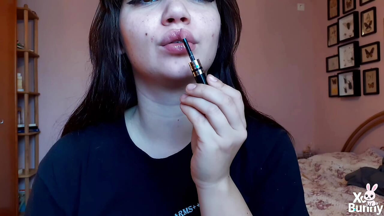 Buze mari delicioase cu mănuși de buze naturale care fumează țigară