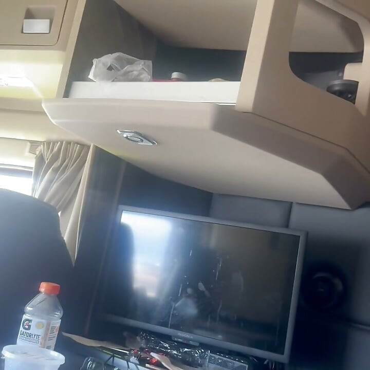 Suge pula în camionetă
