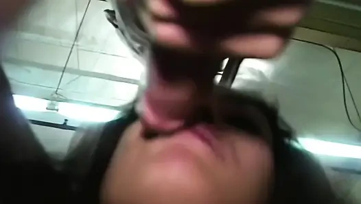 Cewek binal ini dientot habis-habisan sama kontol besar sampai dia mengerang keenakan