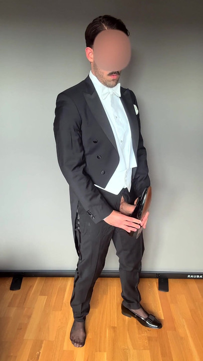 رجل نبيل في ذيول يهز في حذائه الجلدي براءات الاختراع