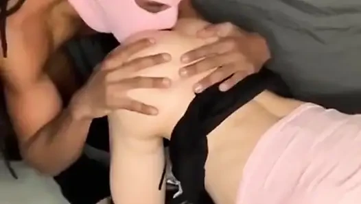Sürtük kadın kılıklı kız büyük bir büyük zenci yarağını emiyor ve amcığımı siktiriyor