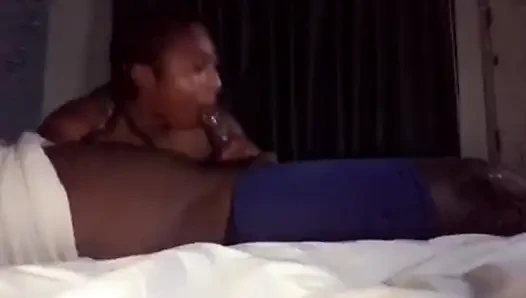 Pantat bahenol cewek kulit hitam ini dikasih pelatihan tenggorokan sama ayah tirinya sendiri!