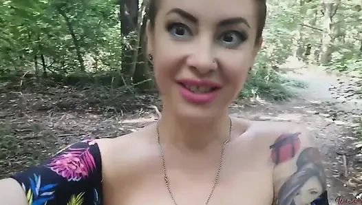 Tante seksi ini suka kencing di hutan