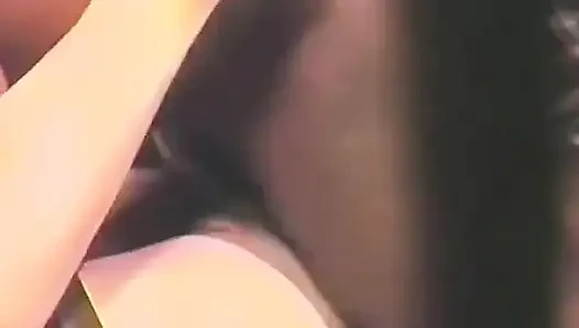 Ateşli kızın ırklararası üçlü seks