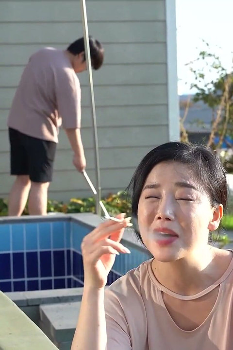 Sexy Cleaner Ignores the House and Focuses on Seducing Him
