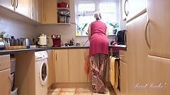 Judys - Sua madrasta madura Sra. Maggie lhe dá punheta na cozinha