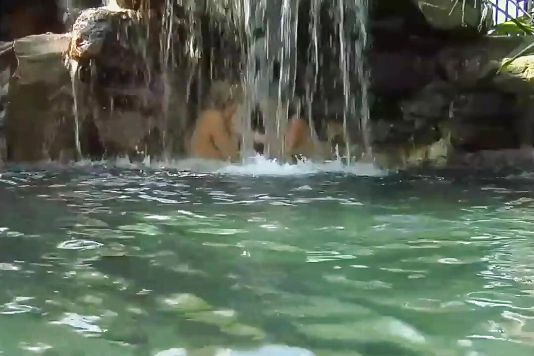 户外水中的女同热辣性爱