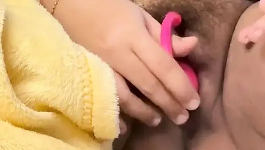 Spiel mit meiner nassen und engen muschi