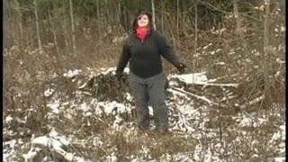 Amateur gorda juega con el coño en la nieve