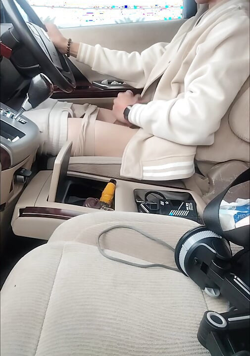 Masturbira i svršava tokom vožnje, malo više vozila