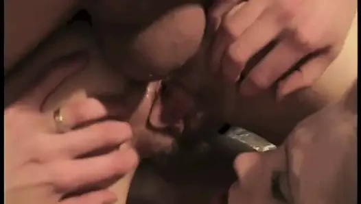 Casanova tahu bagaimana memuaskan kedua pelacur ini