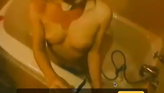 Küçük memeli amatör küvette yarak emiyor