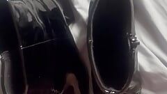 Éjaculation sur un nouveau brevet de bottes de cheville
