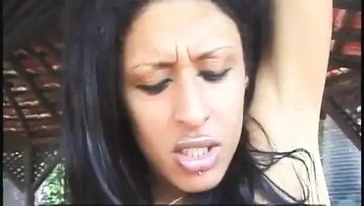 Islak lezbiyen dil sikişiyor açık havada damlayan amcıklar