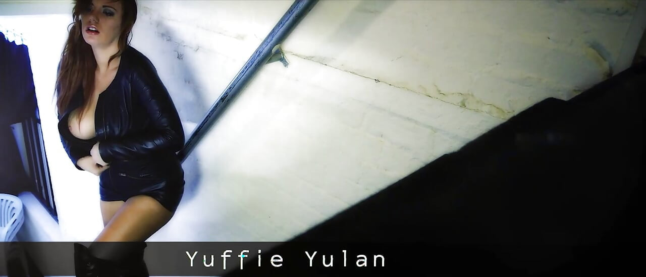 Sexy kožené oblečení vás povzbuzuje, abyste přišli