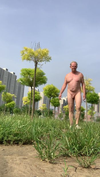 Nackt in Peking Park