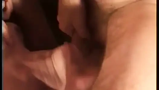 İki sapık tesisatçı işbirlikçi olmayan bir müşteriye aç insanlar gibi kendilerini atıyor!