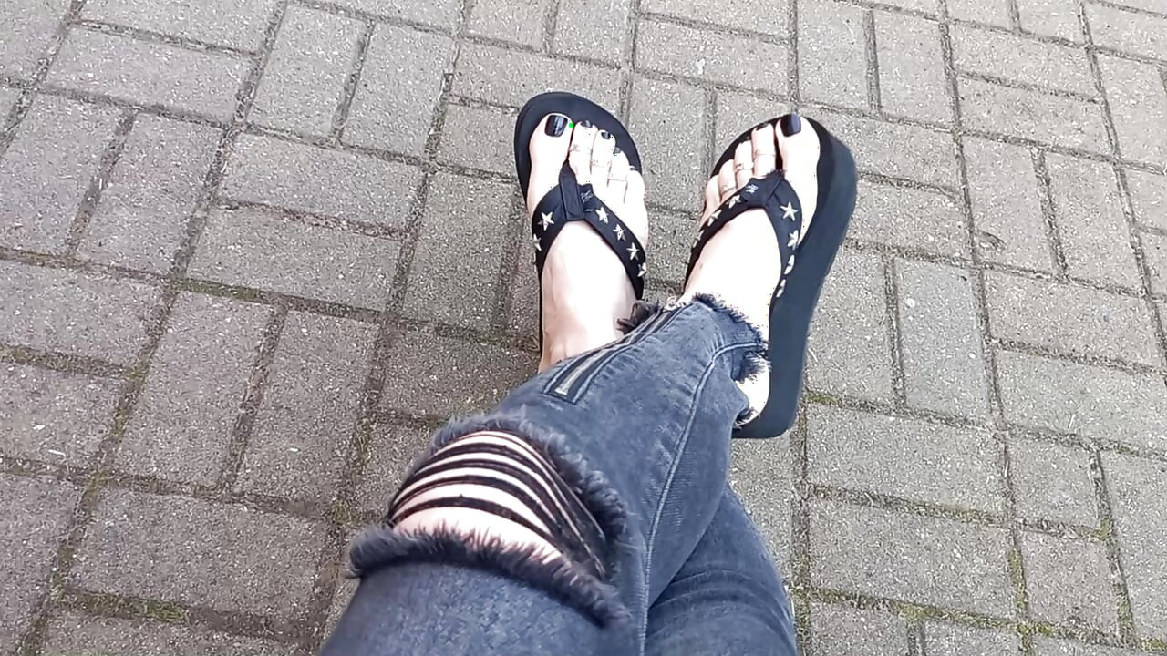 I show my feet in public on the street
