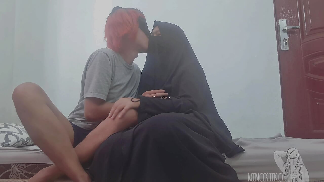 내 히잡을 쓴 여동생은 처녀이고, 미노키코는 애널을 첫 경험으로 선택해