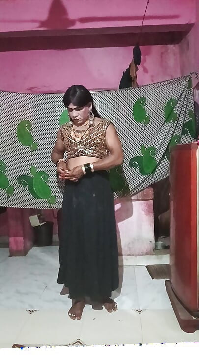 Madhuri bhabhi apni gand me do egg dalikali sari pehenkar