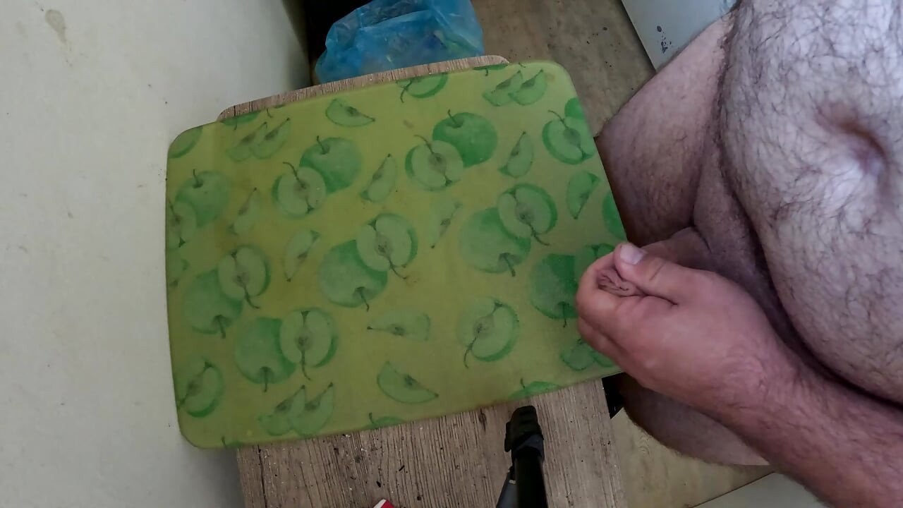 Eiaculazione arrapata in cucina