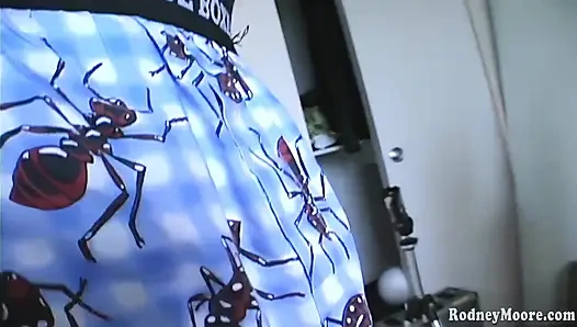 Девушка-готесса из 90-х обожает пауков и член