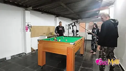 Erkek arkadaşım ve kayınpederimle çıplak havuzda oynuyorum