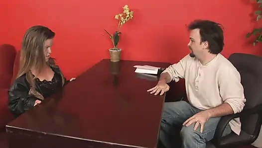 Cüce kıllı esmerin küçük ağzına püskürtülür