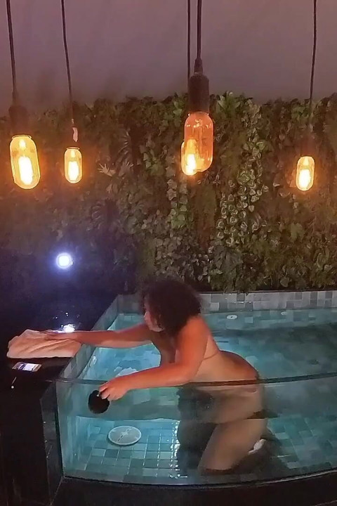Cena extra na mini piscina com meu amigo rabuda