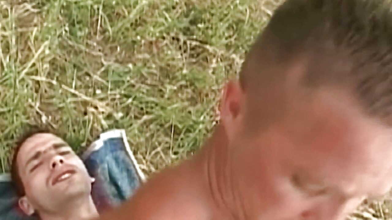Buttholes Addicts - cena 1_filthy amigos gays fodem as bundas um do outro na selva.